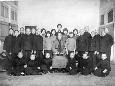 1934年王瑶卿与中华戏曲专科学校学生合影