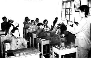 黑龙江密山聋哑学校学生在上数学课