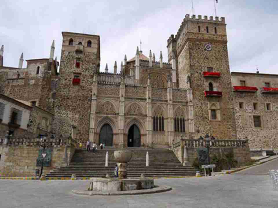 圣玛利皇家修道院是长达四个世纪的西班牙宗教建筑历史的重要见证