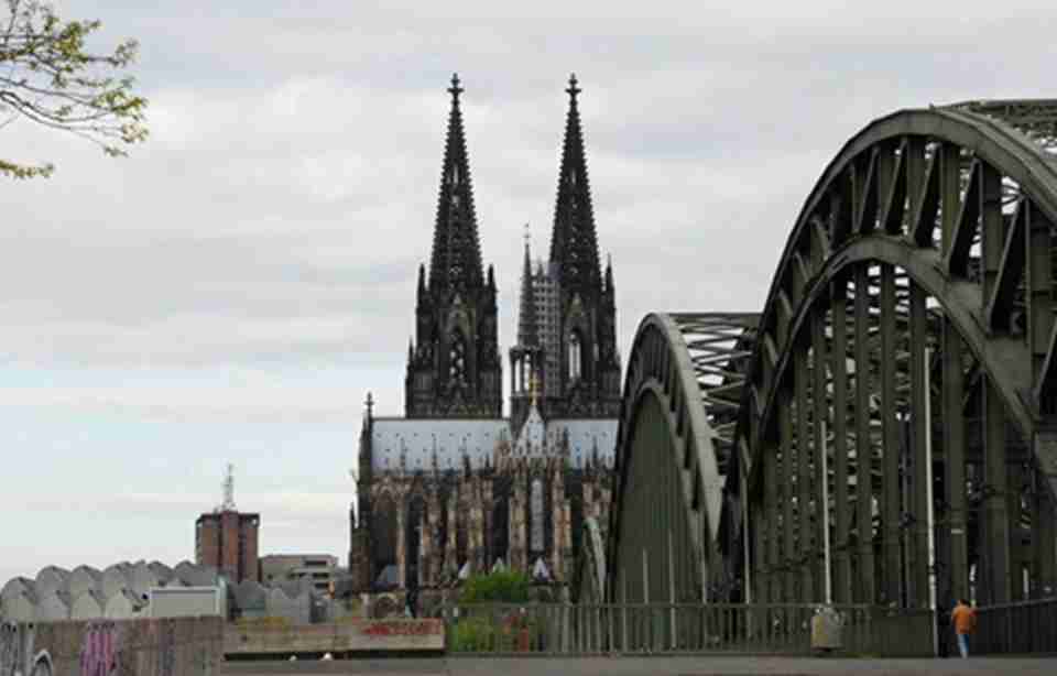 科隆大教堂被誉为哥特式教堂建筑中最完美的典范
