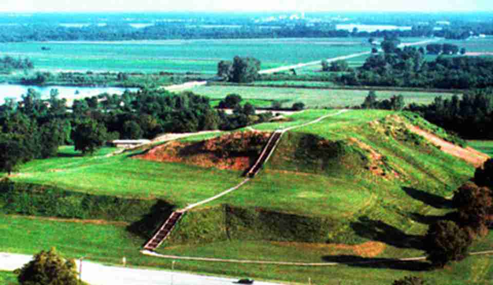 卡俄基亚土丘历史遗址位于密苏里州圣路易斯城东北部约13公里处