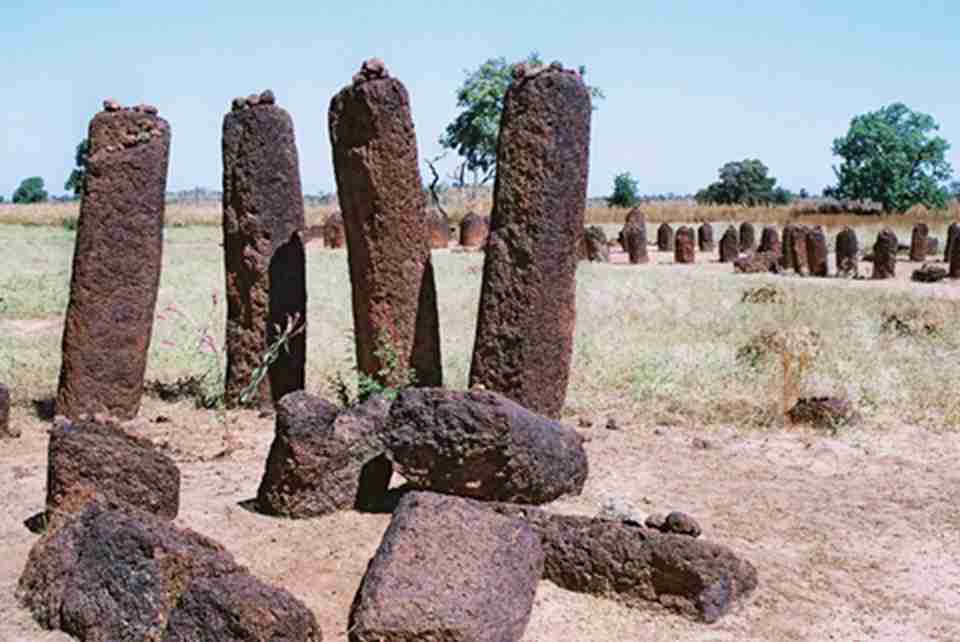 塞内冈比亚石圈遗址规模宏大，是由四大区石头集阵组成