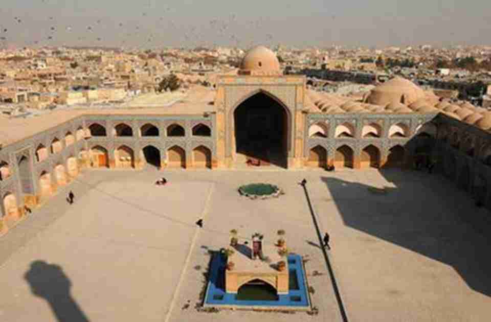 伊斯法罕的聚礼清真寺位于伊朗伊斯法罕的历史中心