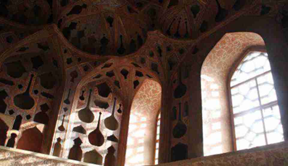 聚礼清真寺是伊朗现存此类建筑中最古老的一座
