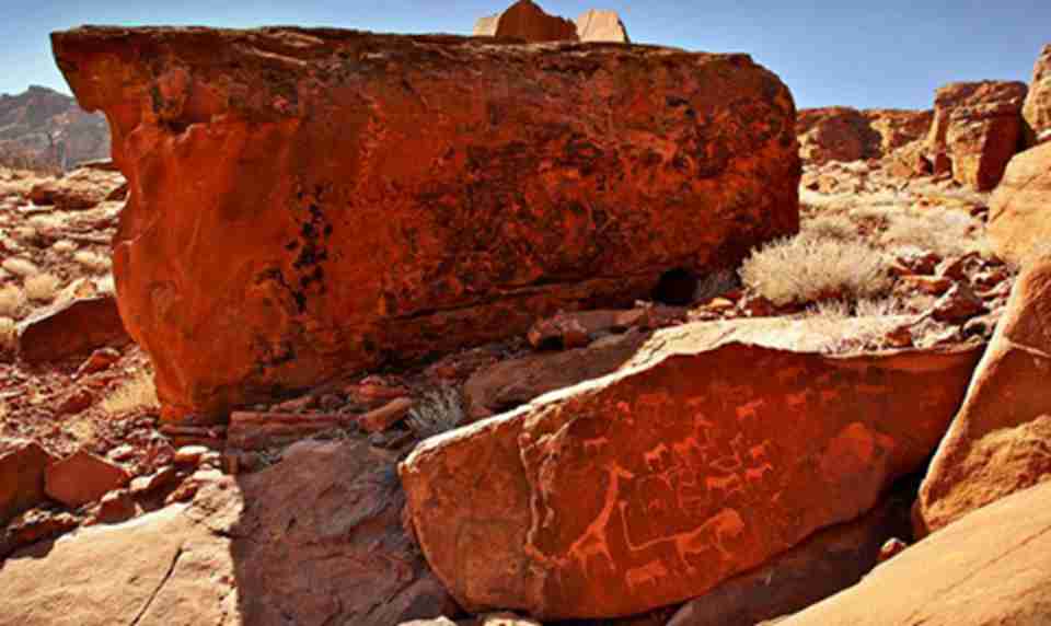 推菲尔泉岩画位于纳米比亚中心西北部半沙漠地带