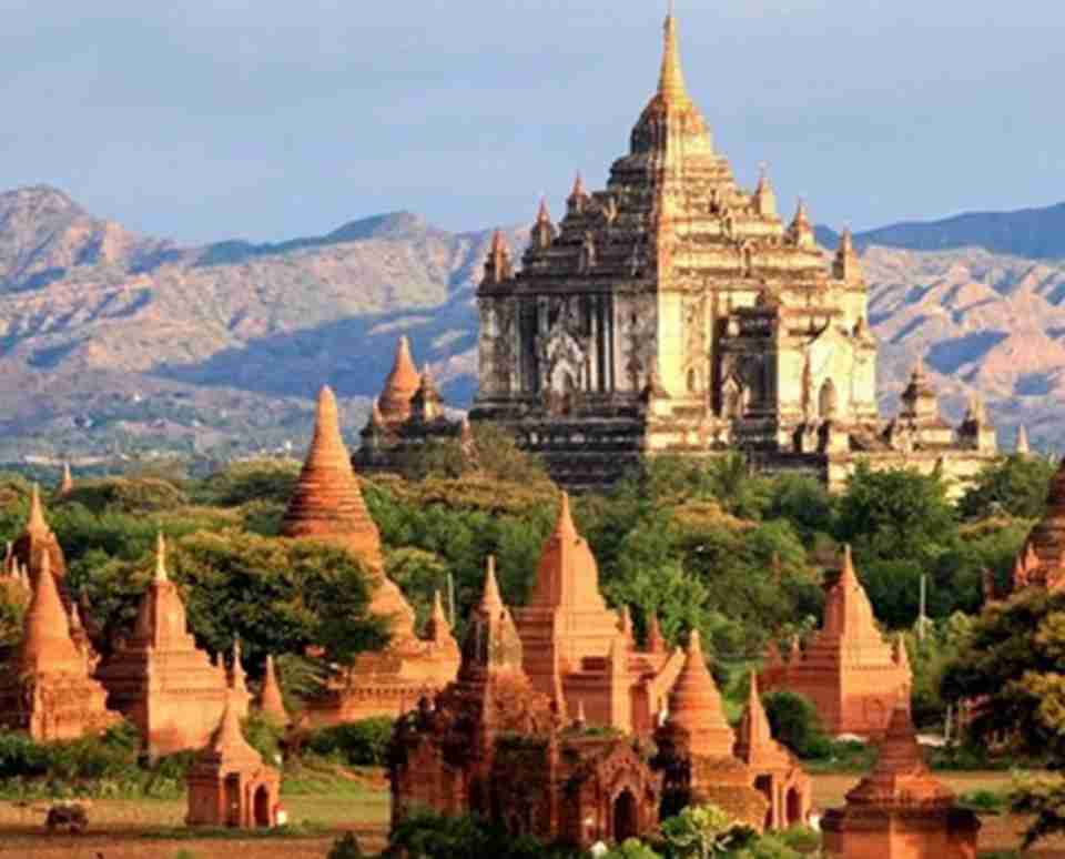 蒲甘古城群位于缅甸中部，是亚洲三大佛教遗迹之一