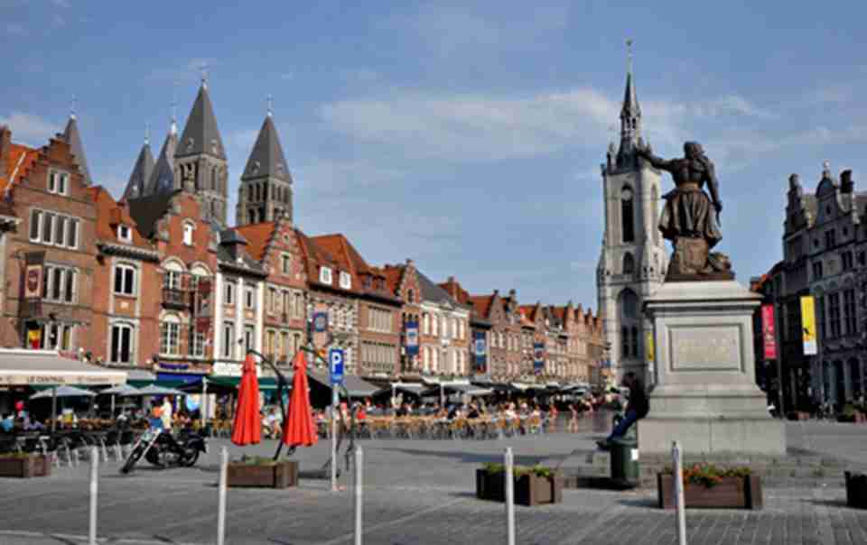 圣母大教堂位于比利时西南部城市图尔奈的市中心