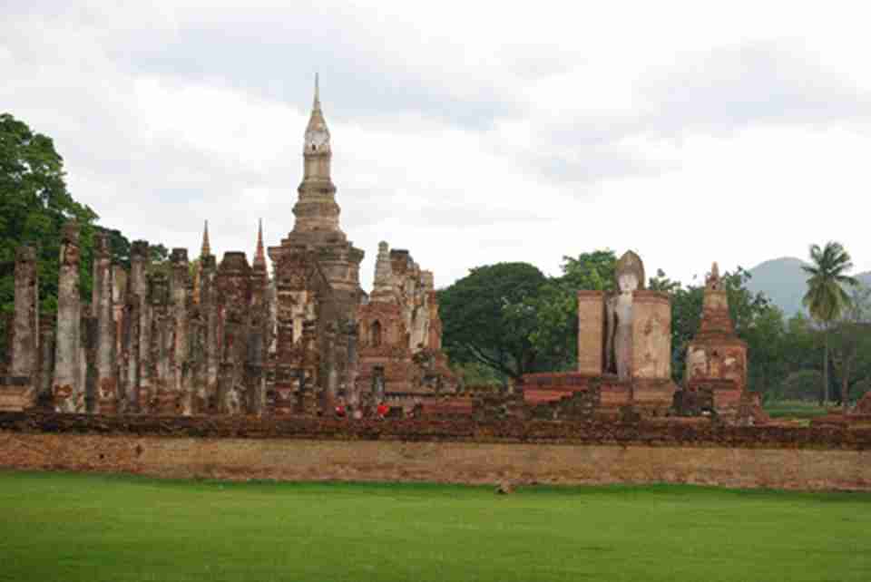 这里矗立着许多引人注目的纪念性建筑，反映了泰国早期建筑的艺术风格