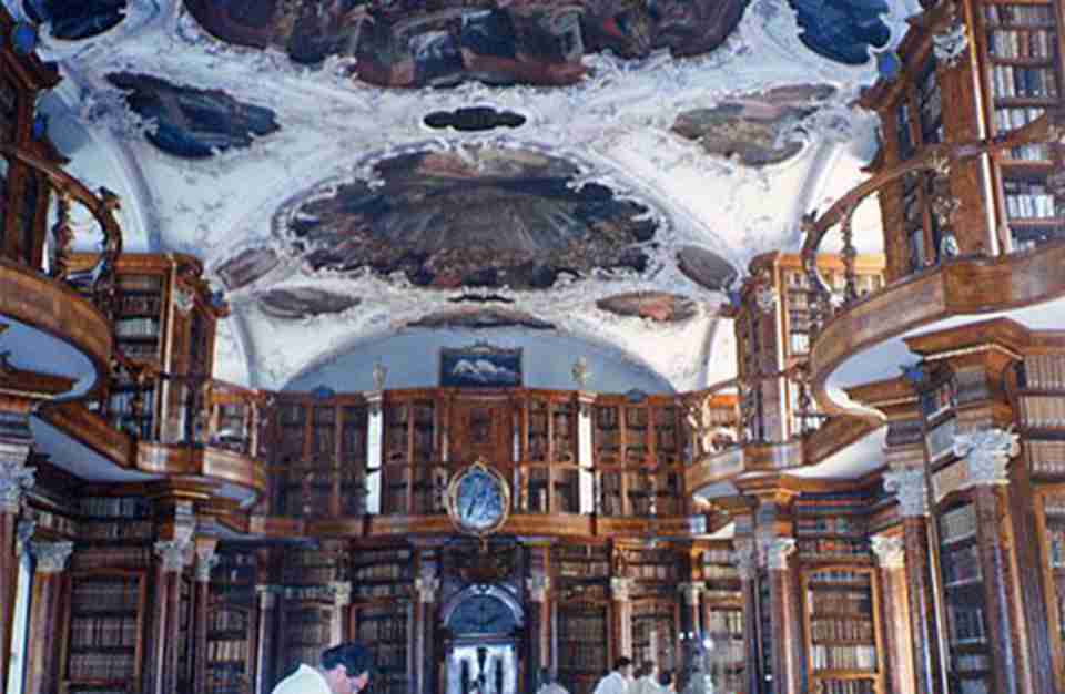 修道院收藏有2000多卷珍贵手稿和1650卷古本书