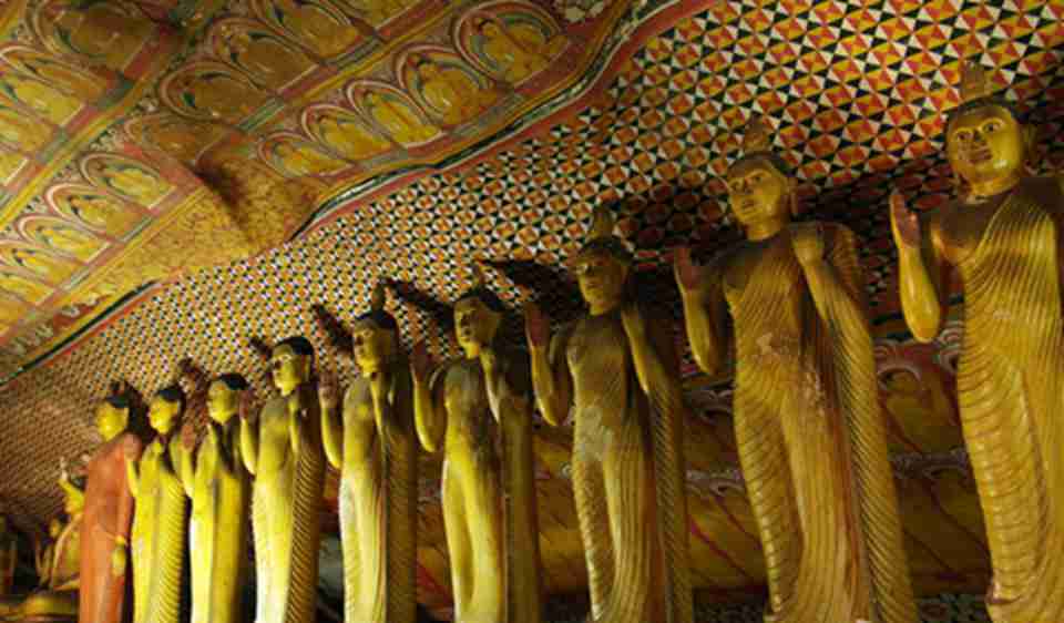 寺中有各种各样石刻佛雕像和其他雕刻，并遍布壁画