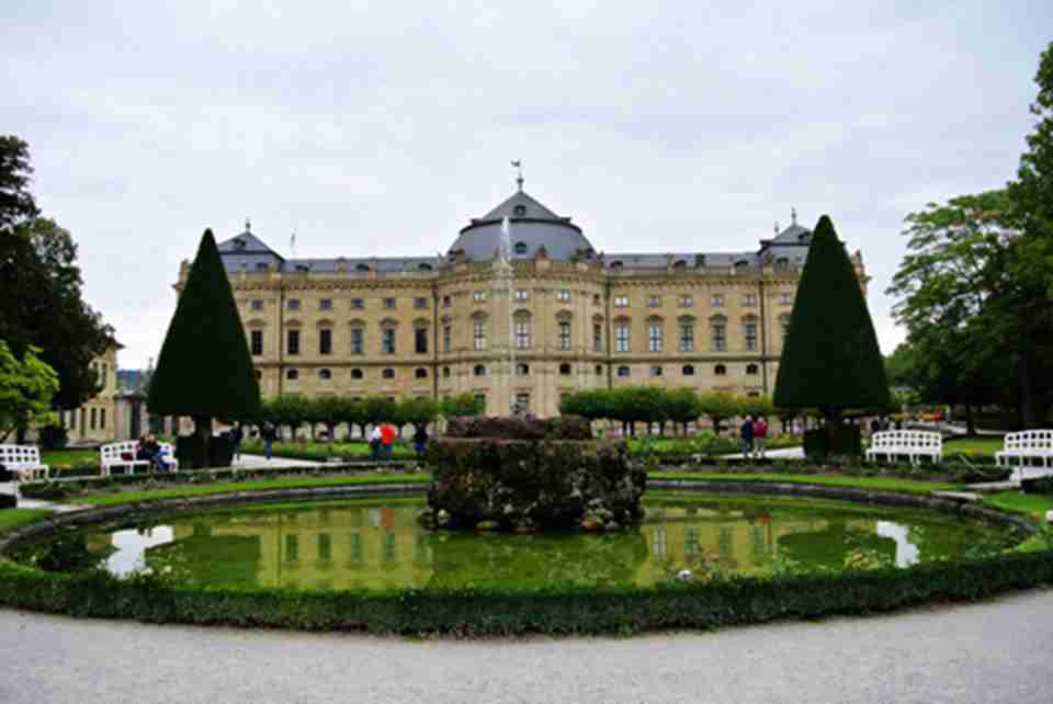 维尔茨堡宫四周环境都很漂亮