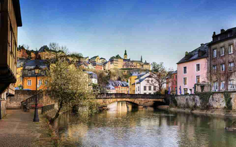 在卢森堡市内著名的叙尔河支流阿尔泽特河穿城而过