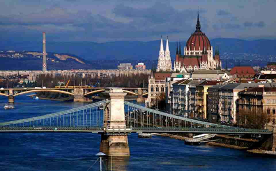 布达佩斯最重要的名胜都位于多瑙河畔