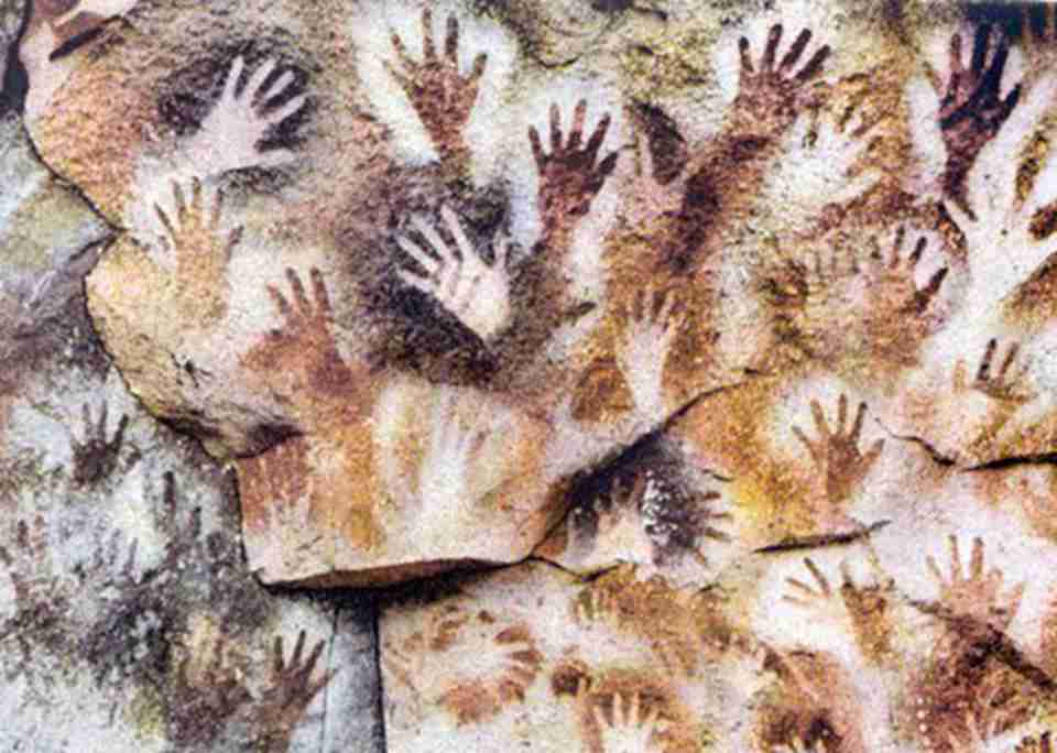 洛斯马诺斯即“手洞”的名字，取自洞窟中人手的雕画形象