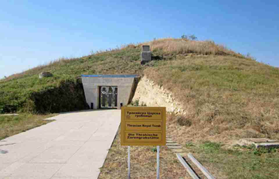 作为色雷斯文化的集中体现，斯韦什塔里的色雷斯人墓发现于1982年