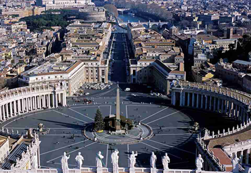 梵蒂冈是位于意大利首都罗马西北角高地的一个内陆城邦国家