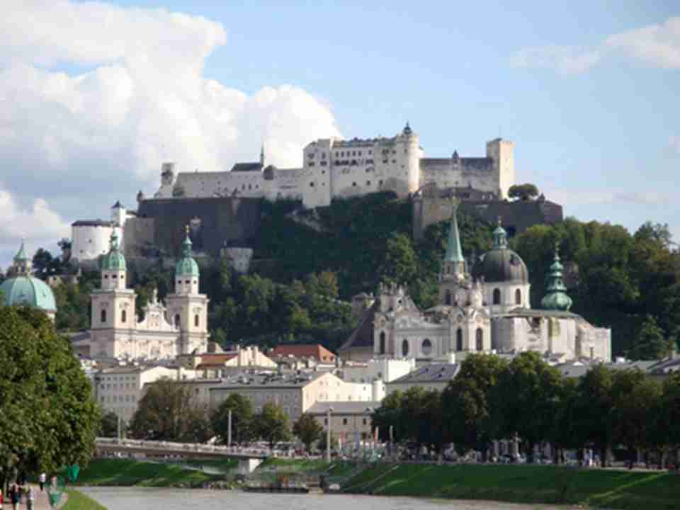 萨尔茨堡城内巴洛克式的建筑风格具有独特的魅力，有着众多城堡和宫殿