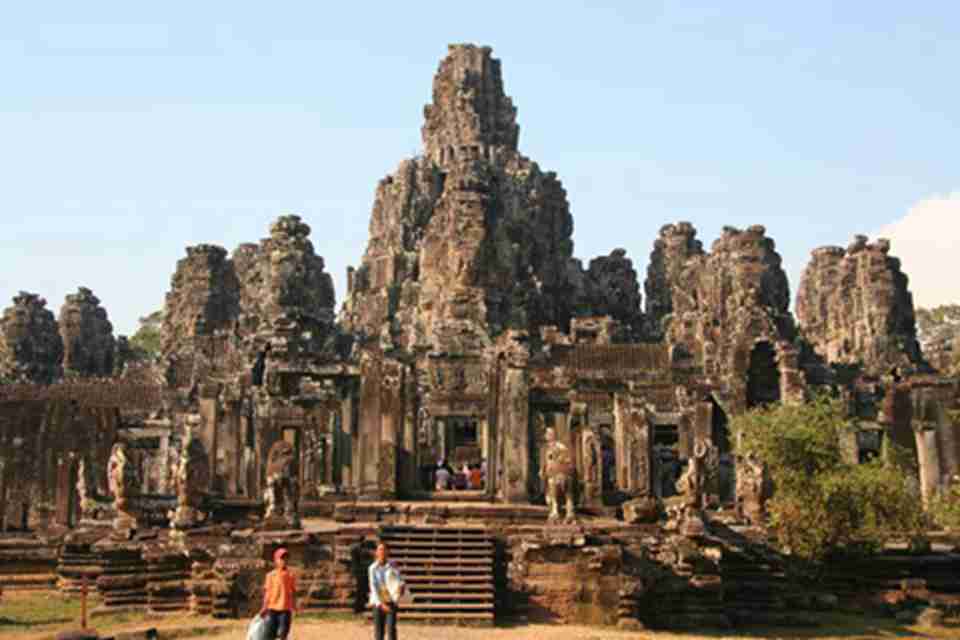 吴哥窟位于柬埔寨西北部，是吴哥古迹中保存得最完好的的庙宇