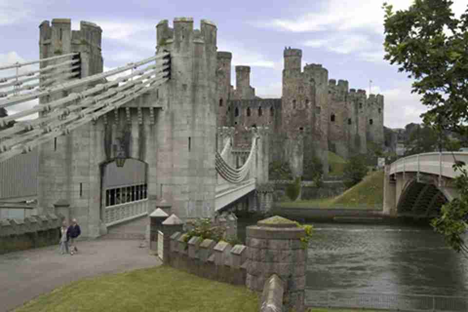 圭内斯郡爱德华国王城堡和城墙位于英国威尔士北部的圭内斯地区