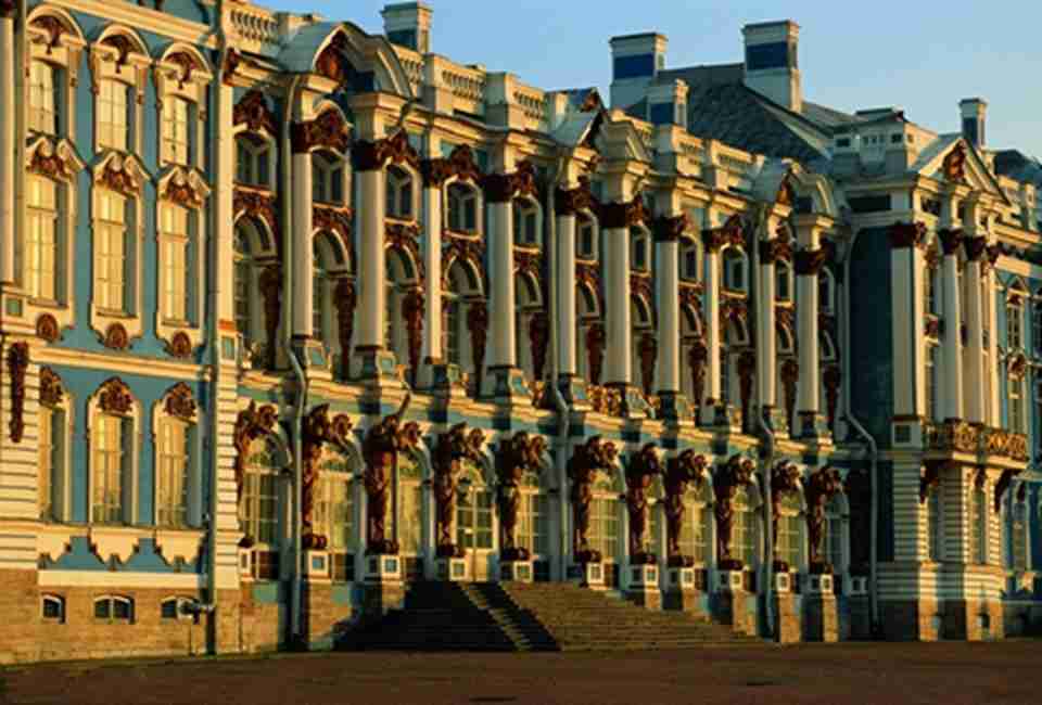 圣彼得堡是一座文化名城，昔日帝都留下的俄罗斯古典建筑群和名胜古迹比比皆是