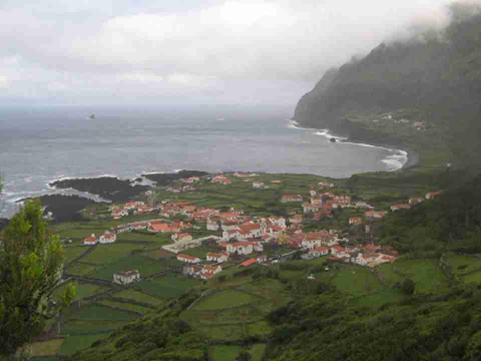 亚速尔群岛位于葡萄牙大陆以西