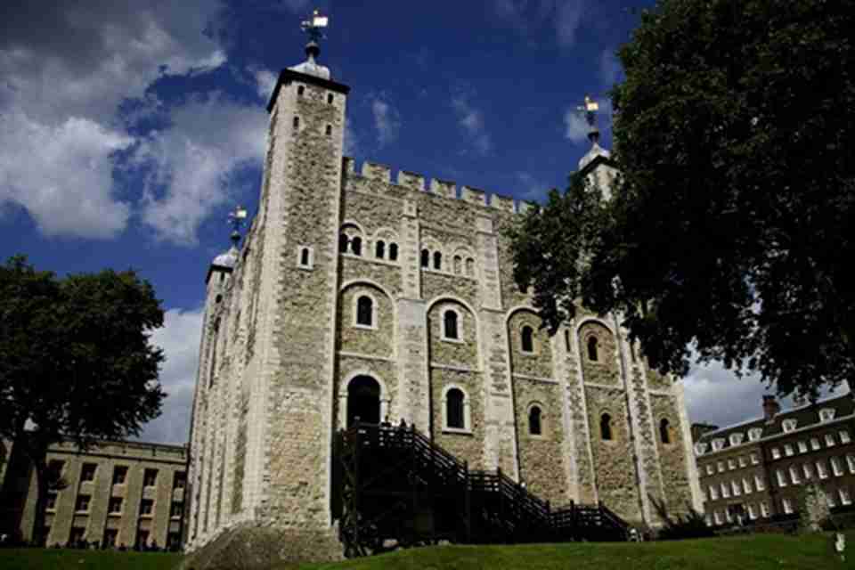 伦敦塔围绕白塔而建，是一个具有悠久历史的堡垒，也是王室权力的象征