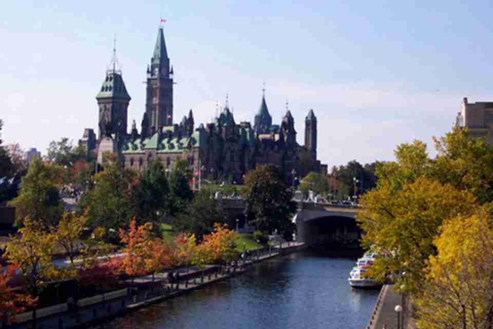 丽都运河是成为渥太华著名的游乐中心，四季都有如画的风景