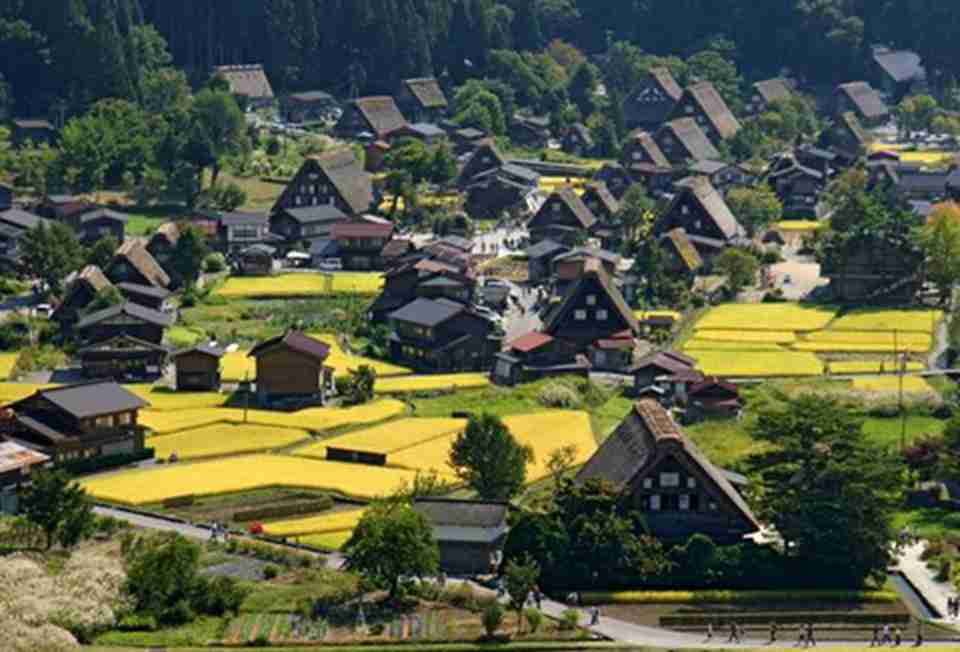 白川乡和五屹山历史村座位于日本主要大岛本州中部偏远的高山河谷间