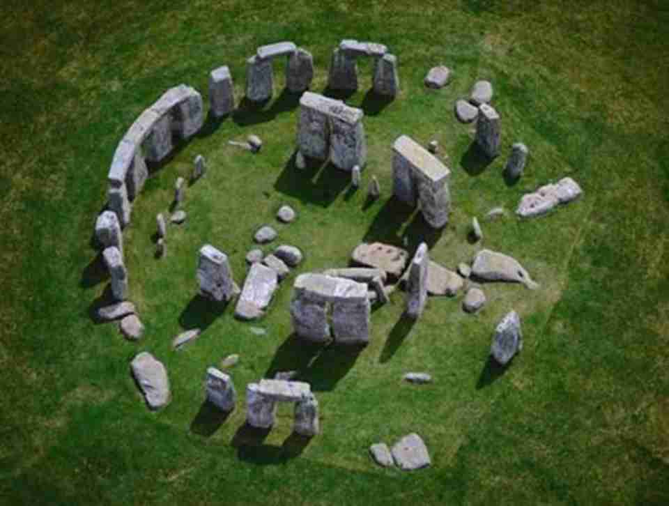 “巨石阵的主体由几十块巨大的石柱组成，这些石柱排成几个完整的同心圆