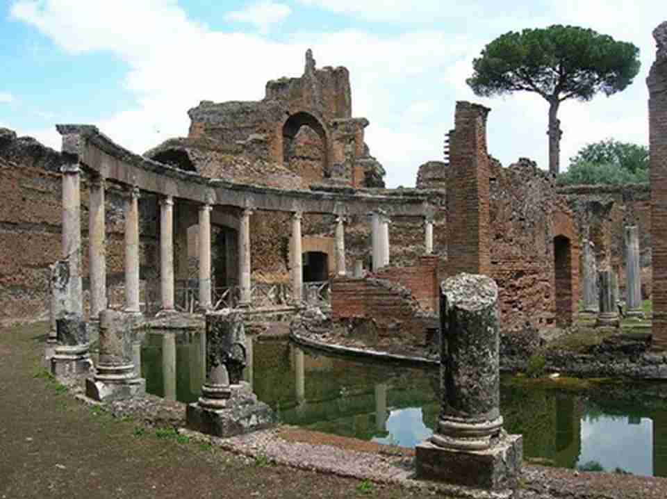 哈德良别墅位于意大利中部拉齐奥大区罗马省的蒂沃利古镇