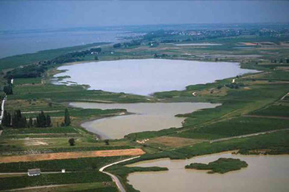 新锡德尔湖匈牙利名“费尔特湖”，位于多瑙河中游平原西部