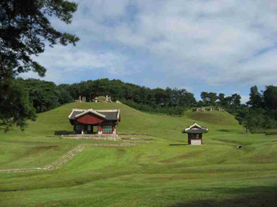 朝鲜王陵是在“逝者安息，生者缅怀逝者”的圣地理念下建造而成