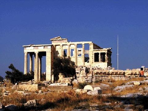 建城堡用的石块取自腓尼基和罗马的纪念性建筑物