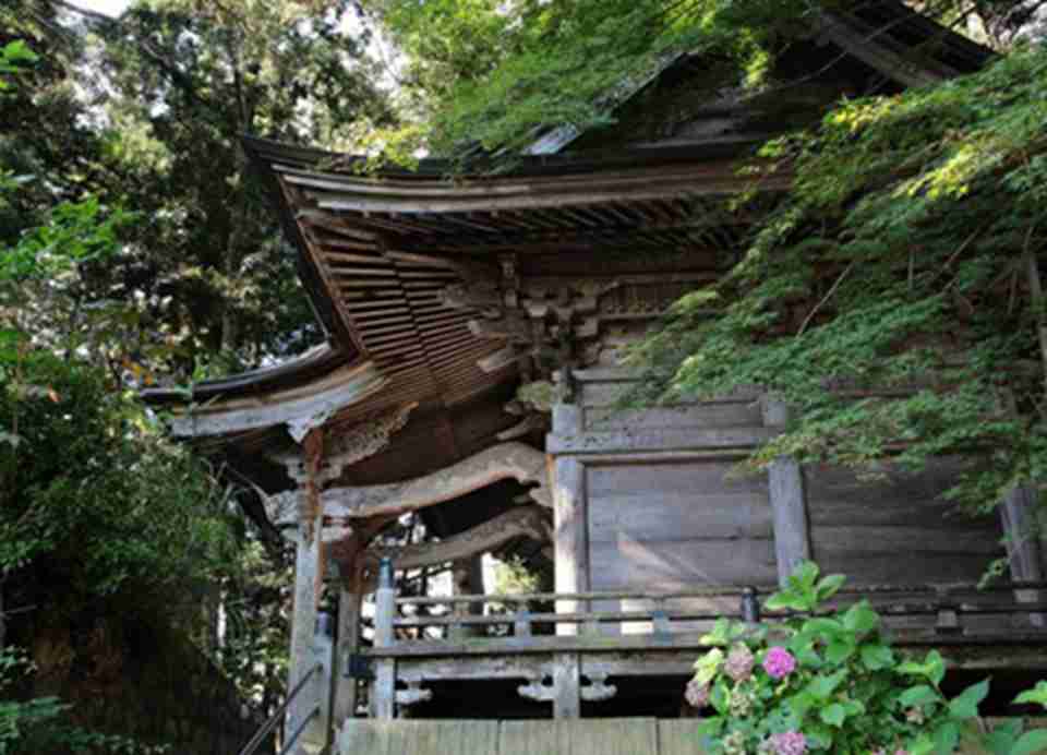 毛越寺是平泉文化遗产中的第二大寺院，现在只有寺院的遗址和庭院被保护了下来