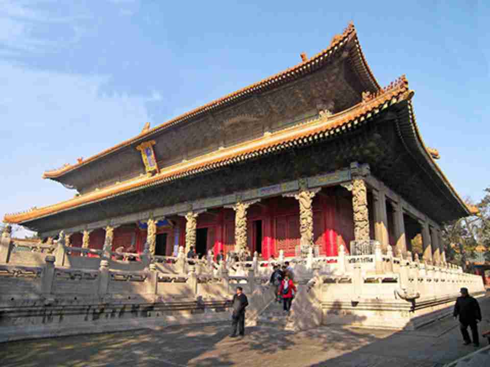 孔庙、孔府、孔林建筑规格与历代君王规格等同，是中国现存的规模仅次于故宫的古建筑群