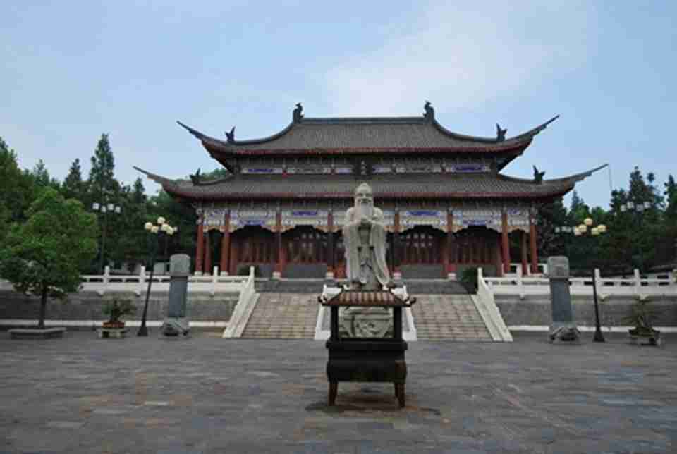孔庙是中国历代封建王朝祭祀春秋时期思想家、政治家、教育家孔子的庙宇