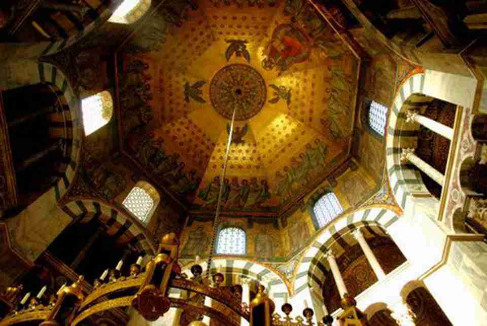 古典式圆柱为装饰的亚琛大教堂 