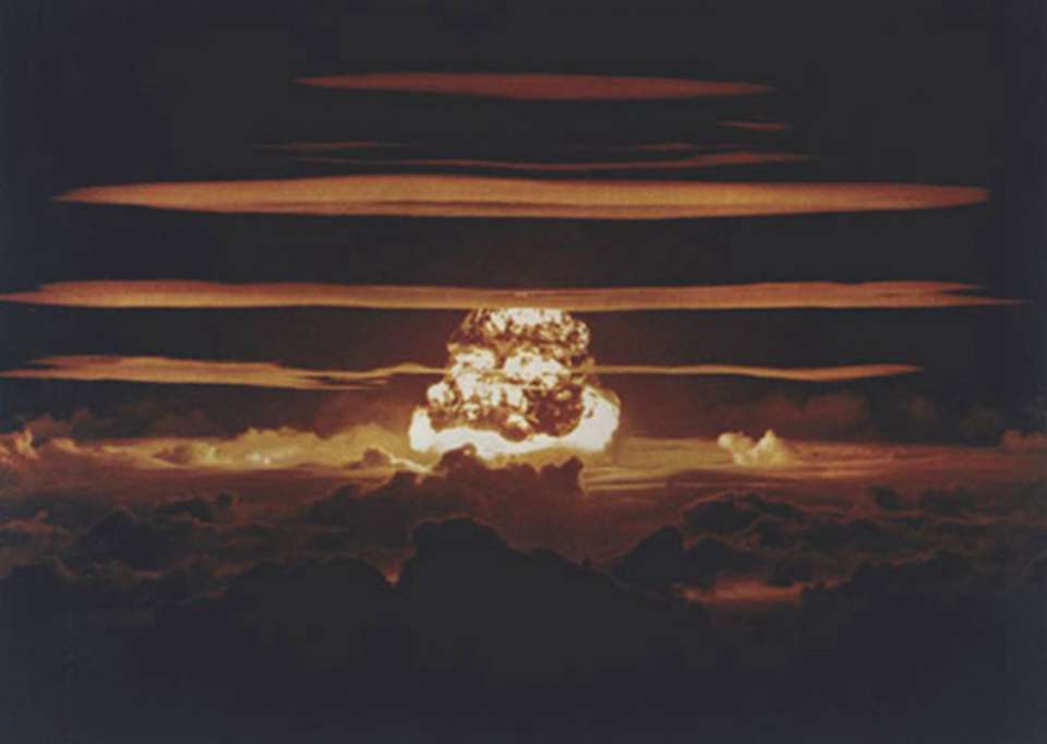 到1958年为止，美国一共在比基尼岛上试验了23枚原子弹与氢弹