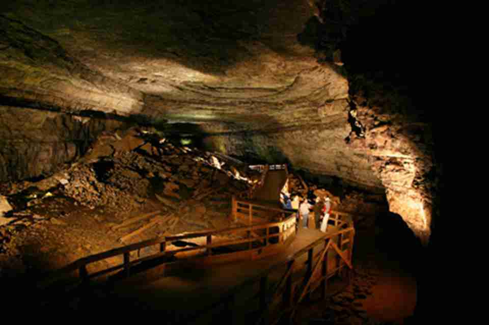 穆鲁山国家公园拥有非常广大的地下岩洞系列，由30多个石灰岩洞所组成