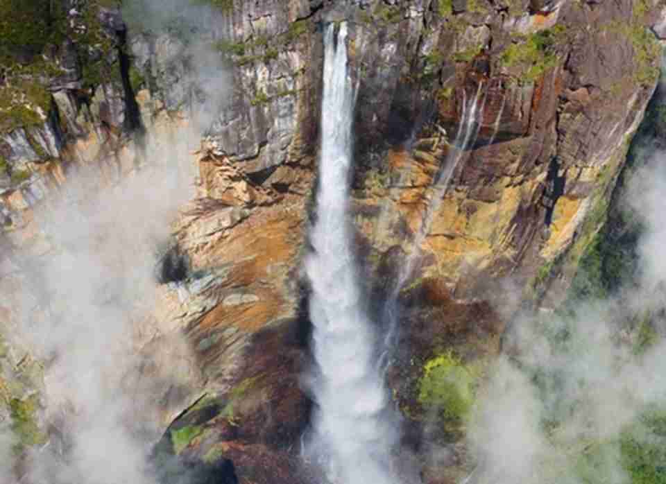 最著名的是安赫尔瀑布，是世界上落差最大的瀑布