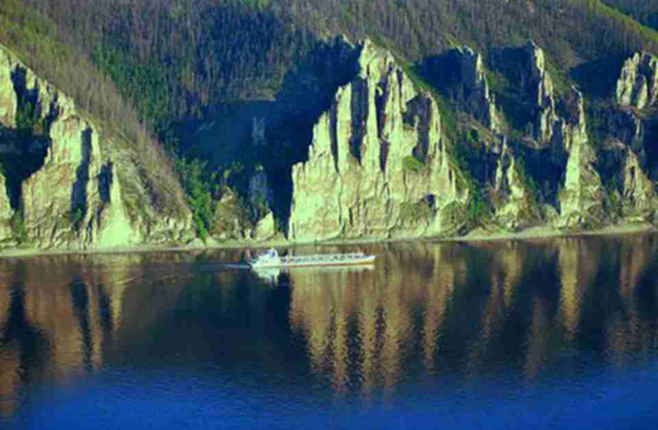 勒那河柱状岩自然公园位于俄罗斯联邦萨哈共和国（雅库特）中部的勒那河畔