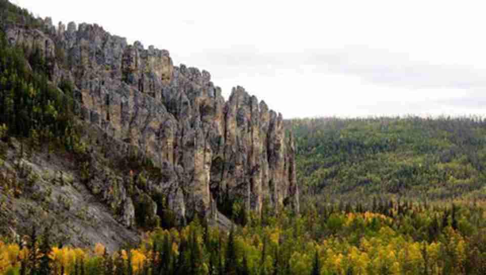 勒那河柱状岩自然公园以其所拥有的壮观岩柱而著称