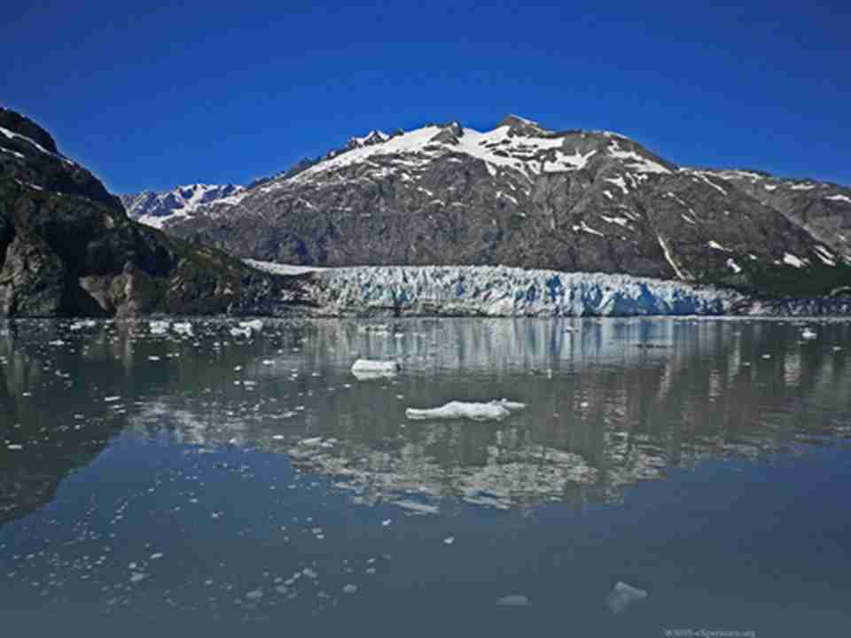 延绵的高山、环抱着避风港的海滩、峡湾、潮汐冰川都是这一地区的特色景观