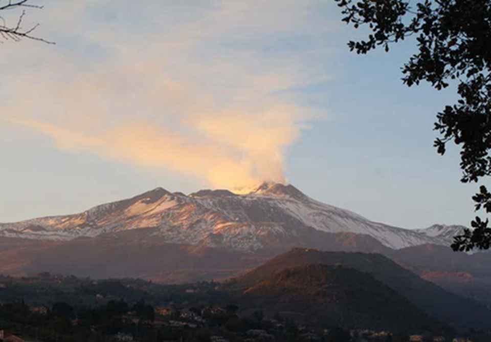 埃特纳火山位于意大利西西里岛的东北角
