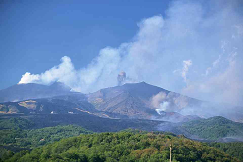 埃特纳火山是活火山，火山口始终冒着浓烟