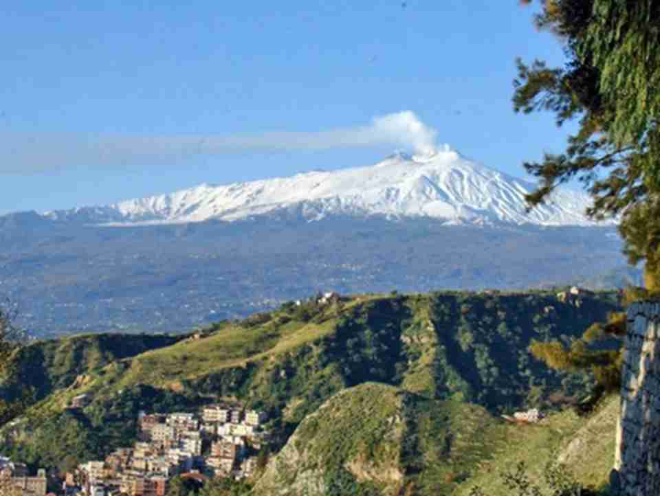 海拔1980米以上的地区，则遍布着火山堆积物，山顶还常有积雪