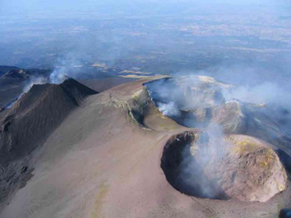 从山顶可以观察黑色火山堆，饱览美景