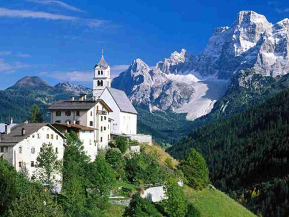 多洛米蒂山位于意大利北部阿尔卑斯山脉