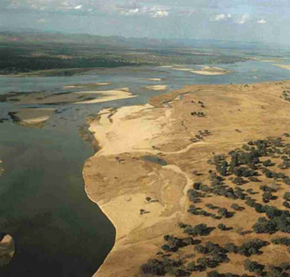马纳波尔斯国家公园及萨比与切俄雷自然保护区在津巴布韦赞比西河河岸