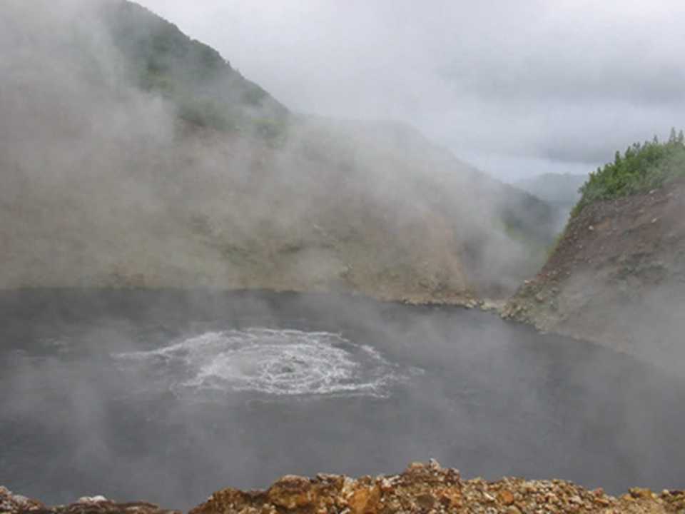 公园中有50处火山喷气孔以及温泉、3座淡水湖、一个“沸腾湖”以及五座火山